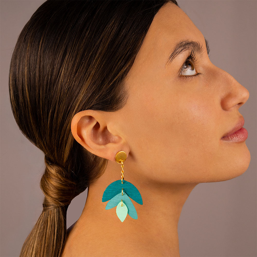 Heliconia-verde-aretes-largos-modelo