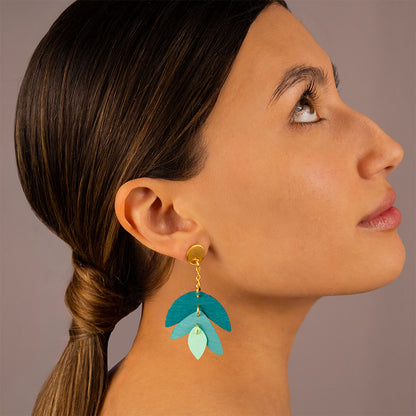 Heliconia-verde-aretes-largos-modelo