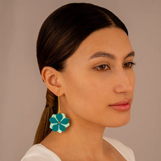 aretes-margara-tubo-flor-textil-verde-modelo