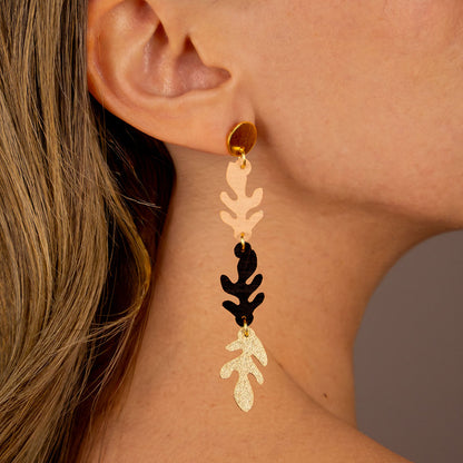 aretes-sauce-hojas-dorado-negro-textil-modelo