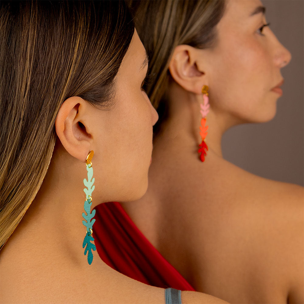 aretes-sauce-hojas-largas-rojo-verte-modelo