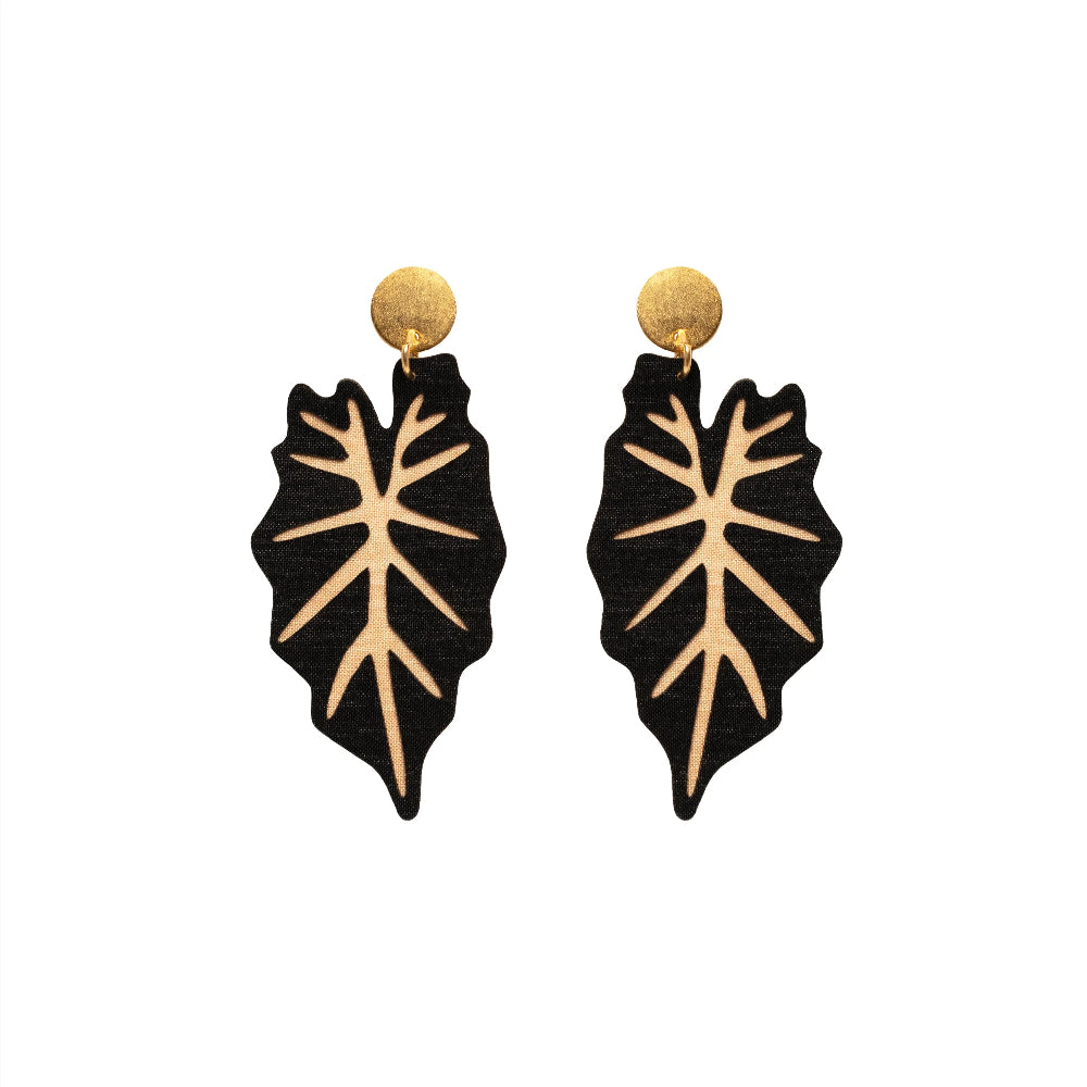 aretes-caladium-dorado-negro-hoja-elefante-fondo-blanco