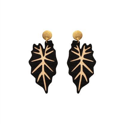 aretes-caladium-dorado-negro-hoja-elefante-fondo-blanco