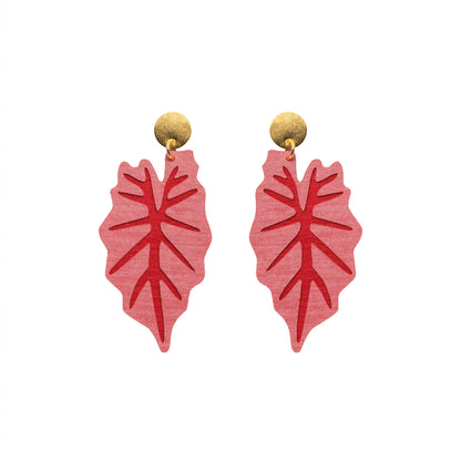 aretes-caladium-hoja-corazon-herido-rojo-fondo-blanco