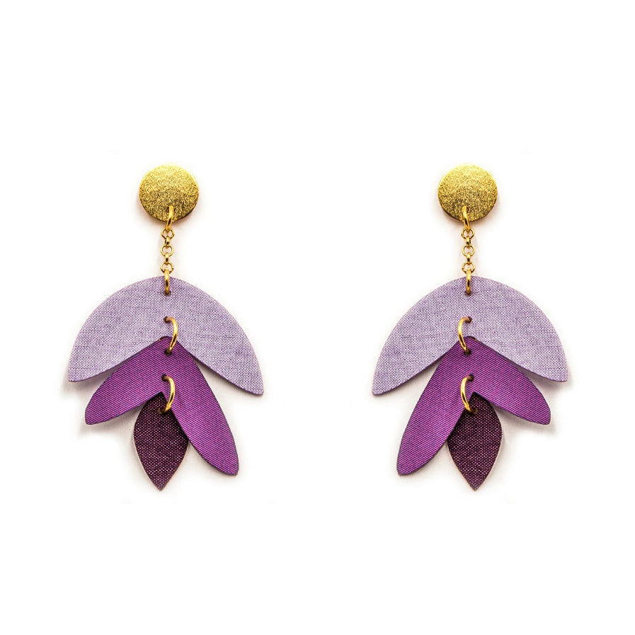 Heliconia-morado-aretes-largos-fondo-blanco