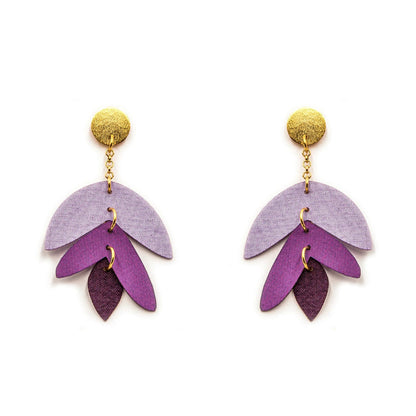 Heliconia-morado-aretes-largos-fondo-blanco