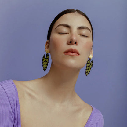aretes-zebrina-hoja-calathea-verde-oscuro-modelo