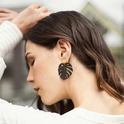 aretes-monstera-cortos-modelo
