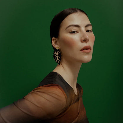aretes-caladium-dorado-negro-hoja-elefante-modelo-elegante