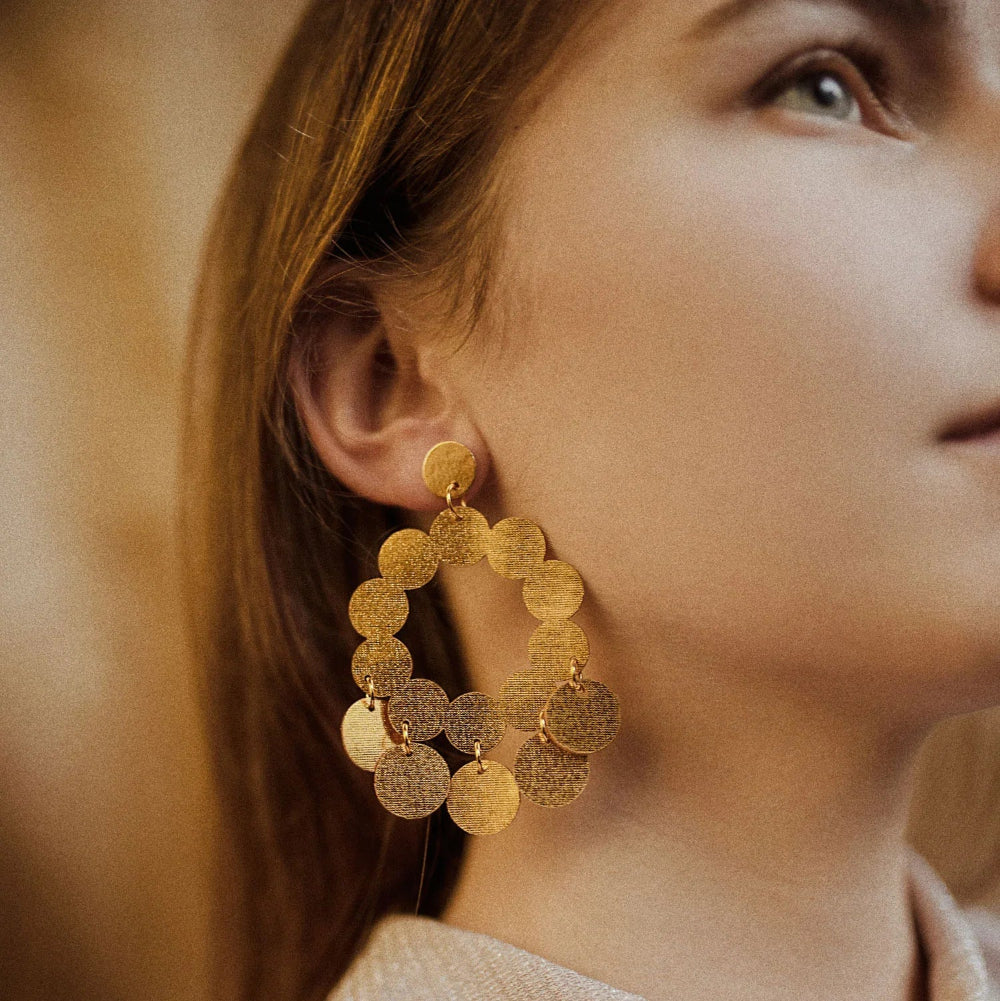 aretes-golden-circulos-dorados-diseno-liviano-minimalina
