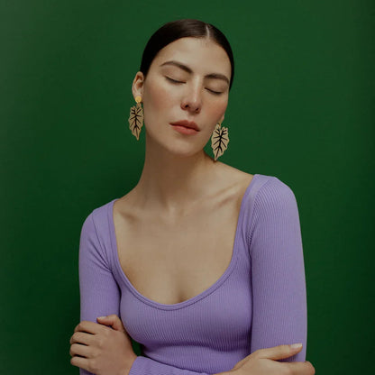 aretes-caladium-dorado-negro-hoja-elefante-modelo