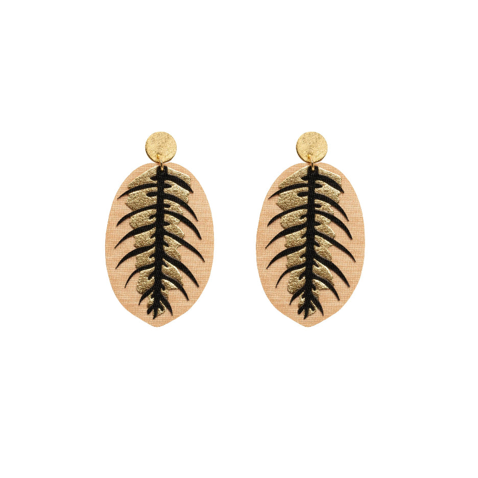 aretes-maranta-dorado-negro-hoja-textil-diseno-liviano-minimalina