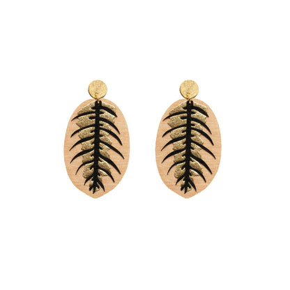 aretes-maranta-dorado-negro-hoja-textil-diseno-liviano-minimalina