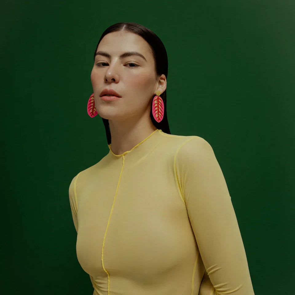 aretes-maranta-hoja-oracion-rosa-diseno-liviano-minimalina-modelo