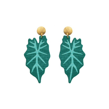 aretes-caladium-hoja-corazon-herido-verde-fondo-blanco
