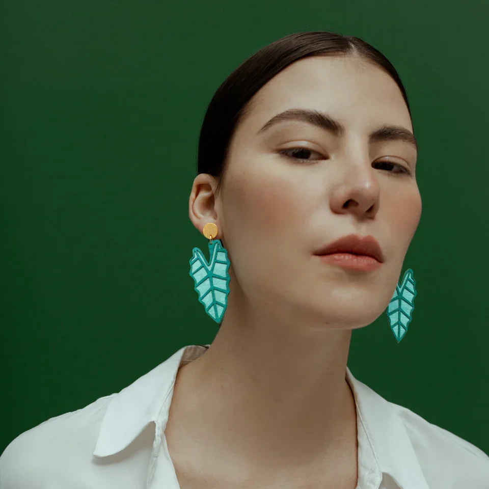 aretes-zebrina-hoja-calathea-verde-minimalina-modelo
